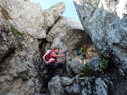 33 Divertente passaggio sotto un masso che fa grotta...